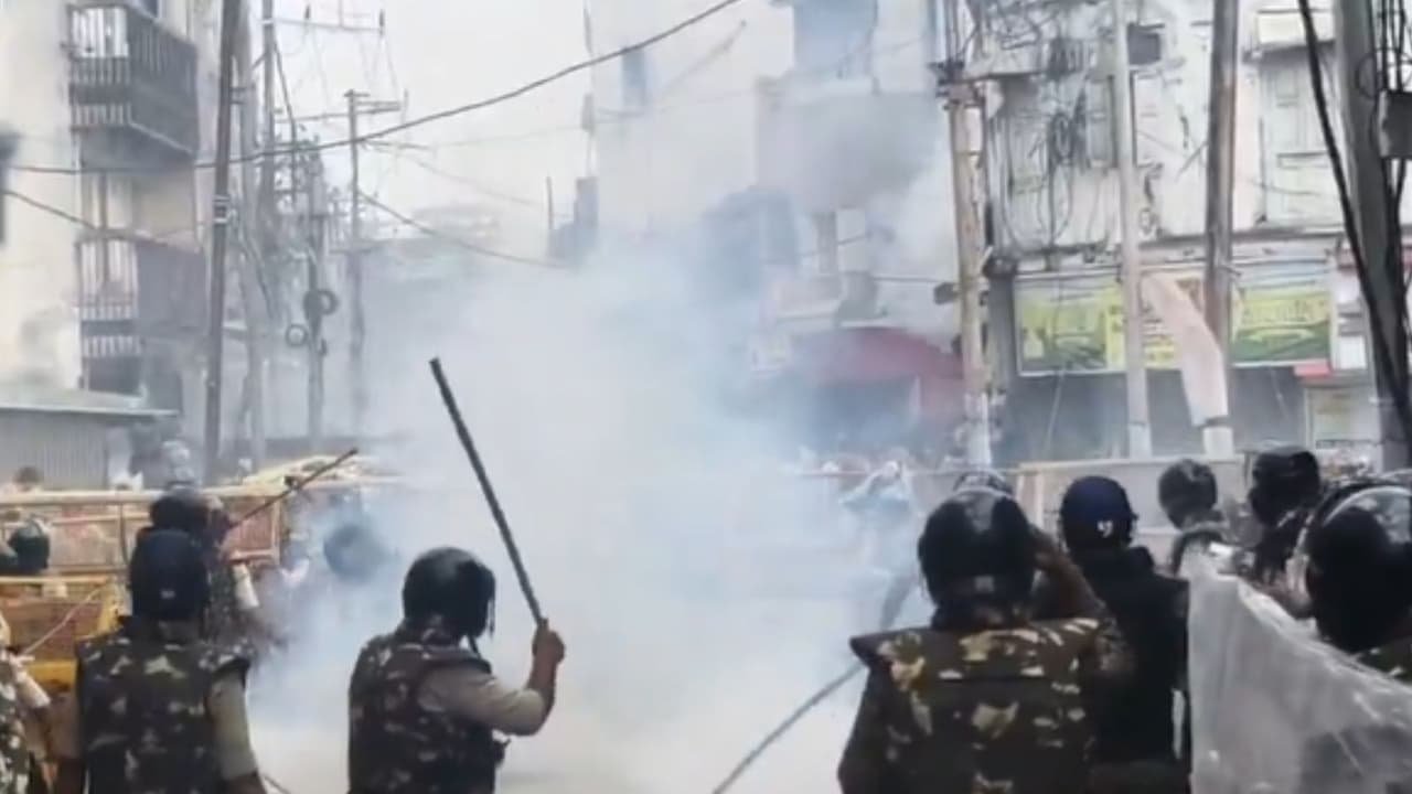 उज्जैन शाही मस्जिद विवाद में पथराव और लाठीचार्ज