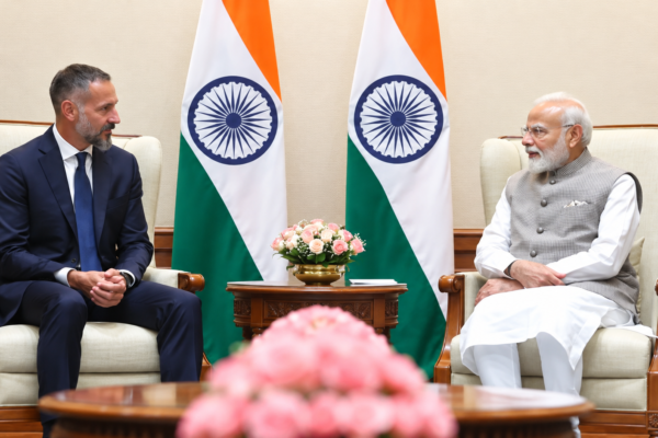 पीएम मोदी से मुलाकात करते प्रिंस रहीम आगा खान पंचम