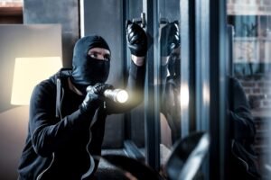 भोपाल में बढ़ते चोरी और नकबजनी के मामलों को दर्शाती पुलिस जांच और सुरक्षा व्यवस्था