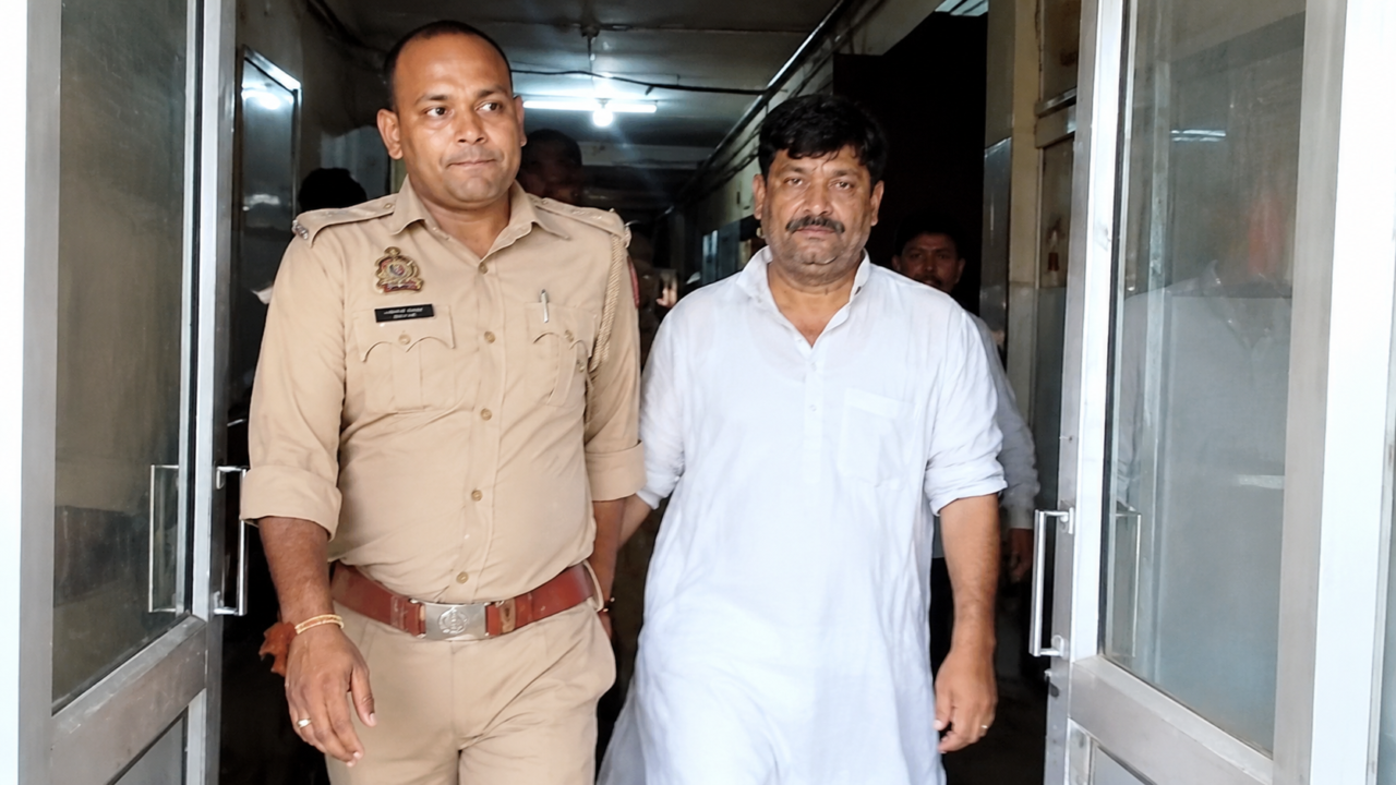 महिला बैंककर्मी मामले में गिरफ्तार सपा नेता राजन रिजवी