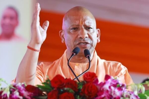 मुख्यमंत्री योगी आदित्यनाथ नियुक्ति पत्र वितरण कार्यक्रम में संबोधित करते हुए