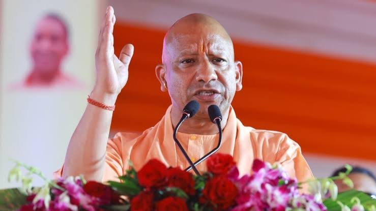 मुख्यमंत्री योगी आदित्यनाथ नियुक्ति पत्र वितरण कार्यक्रम में संबोधित करते हुए