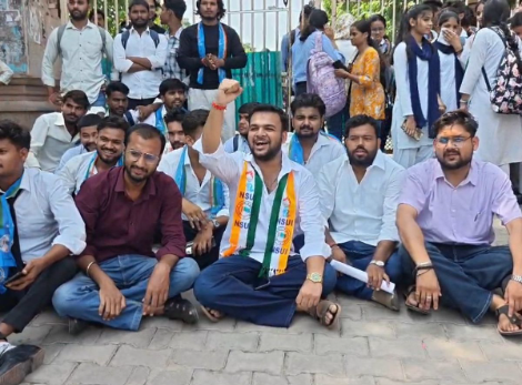 सत्य निकेतन हादसे के विरोध में NSUI कार्यकर्ताओं और छात्रों का प्रदर्शन