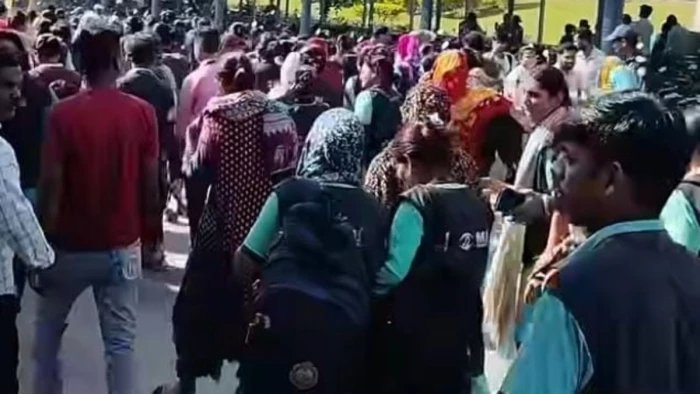 एम्स भोपाल में 260 कर्मचारियों को हटाने के विरोध में धरना