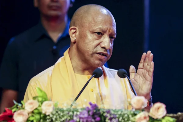 मुख्यमंत्री योगी आदित्यनाथ गांवों में डिजिटल शिक्षा और डिजिटल पुस्तकालयों पर बात करते हुए