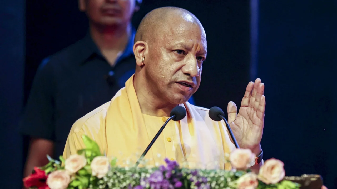 मुख्यमंत्री योगी आदित्यनाथ गांवों में डिजिटल शिक्षा और डिजिटल पुस्तकालयों पर बात करते हुए