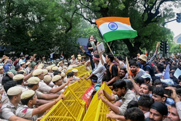 चुनाव आयोग तक मार्च करते राहुल गांधी और विपक्षी सांसदों को पुलिस ने रोका