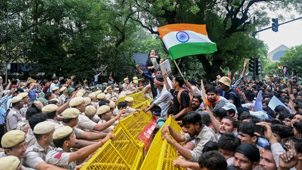 चुनाव आयोग तक मार्च करते राहुल गांधी और विपक्षी सांसदों को पुलिस ने रोका