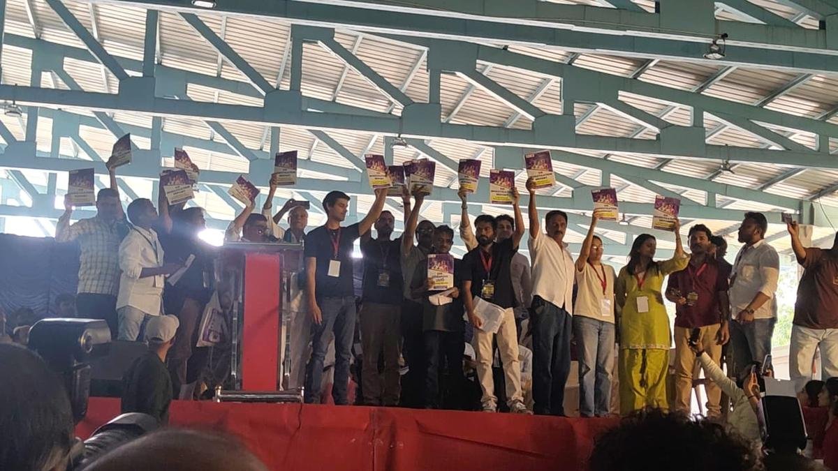 बेंगलुरु CJP प्रदर्शन में ध्रुव राठी, प्रकाश राज और अभिजीत दीपके की मौजूदगी