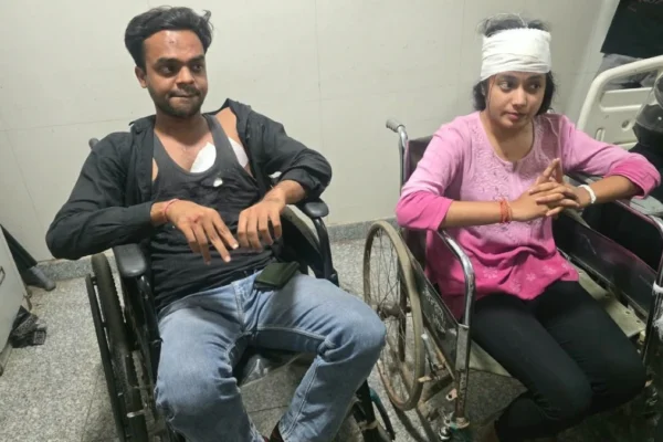 भोपाल डॉक्टर फायरिंग मामले में अस्पताल के बाहर पुलिस और स्वास्थ्यकर्मी